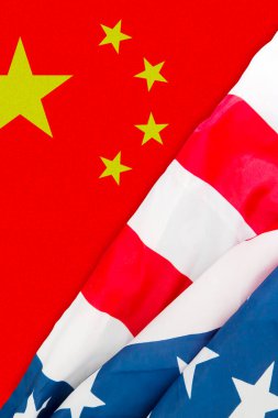 Masanın üzerinde Amerika ve Çin bayrağı var. Ticaret savaş konsepti