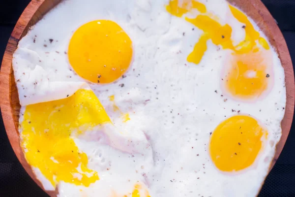 Primer Plano Deliciosos Huevos Fritos Plato Madera Dispararon Por Mañana —  Fotos de Stock