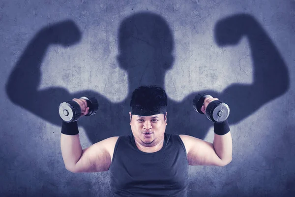 Joven Gordo Haciendo Ejercicio Con Dos Pesas Mientras Está Pie — Foto de Stock