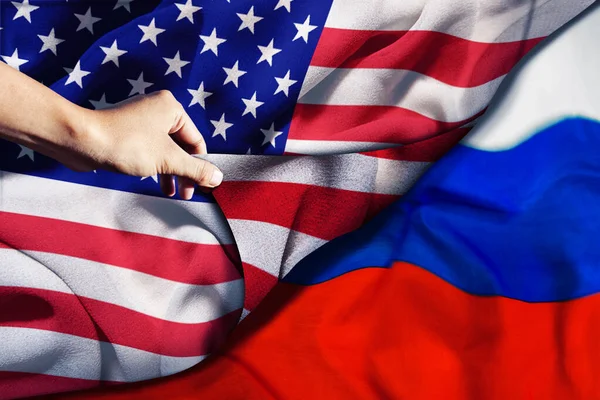 Szczelnie Trzymając Amerykańską Flagę Rosyjską Flagą Tle — Zdjęcie stockowe