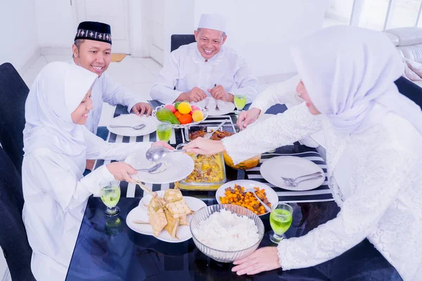 Lycklig Mor Som Serverar Mat Till Sin Familj Matsalen Medan — Stockfoto