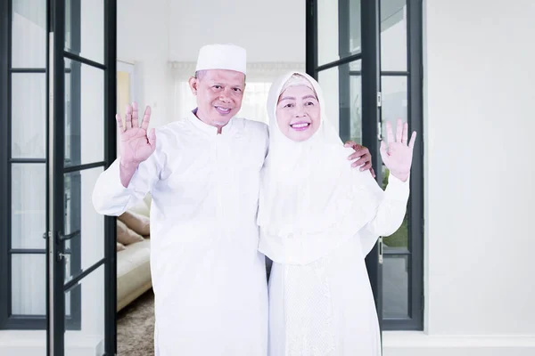 快乐的穆斯林夫妇在摄像机前挥手 站在家里庆祝开斋节 — 图库照片