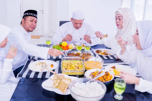 Família Muçulmana Feliz Três Gerações Desfrutando Refeições Juntas Durante Eid — Fotografia de Stock