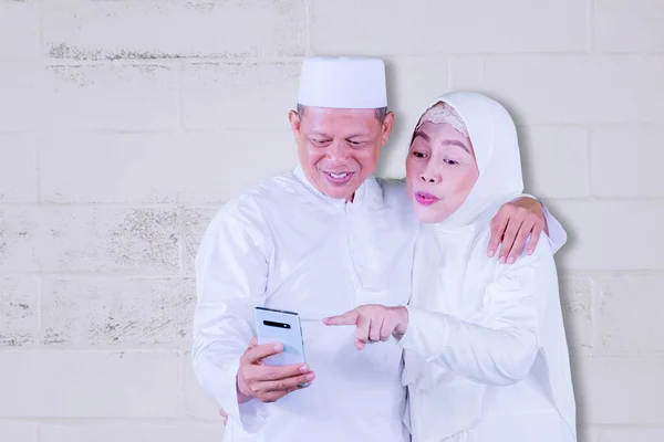 Мусульманська Стара Пара Виглядає Щасливою Користуючись Мобільним Телефоном Під Час — стокове фото