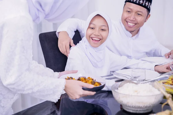 在穆巴拉克节日期间 在餐厅为家人提供特殊食品的年轻女性在家里吃饭 — 图库照片