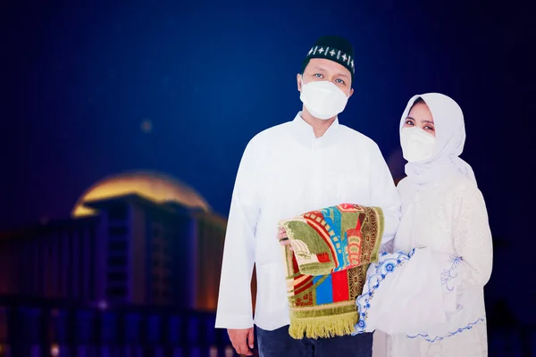 Pasangan Muslim Mengenakan Topeng Wajah Sambil Membawa Karpet Doa Selama — Stok Foto