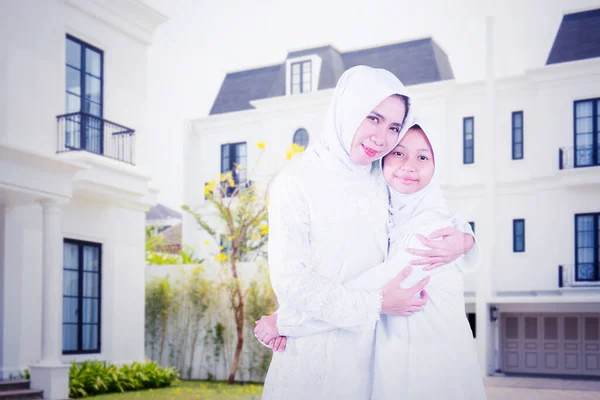 Ευτυχισμένη Μουσουλμάνα Που Αγκαλιάζει Την Κόρη Της Ενώ Στέκεται Μπροστά — Φωτογραφία Αρχείου