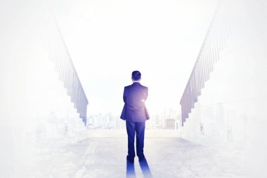 Modern şehir manzarasına bakarken binanın çatısında kendine güvenen bir jest yapan işadamının arkası.