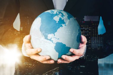 Şehrin arka planında duran bir küreyi tutan işadamlarının iki kez görüntülenmesi