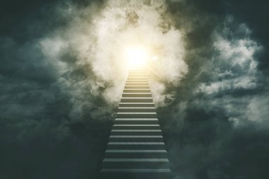 Gökyüzü arkaplanı bulutlu parlak ışığa doğru boş merdivenlerin görüntüsü