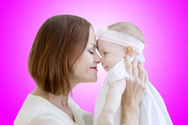 Kavkazská Žena Vypadá Šťastně Zatímco Drží Své Dítě Studiu Fialovým — Stock fotografie