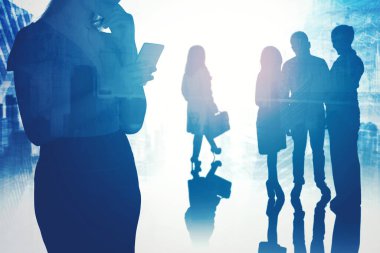 Ofiste şehrin arka planında dikilen kalabalık iş adamlarının silueti.