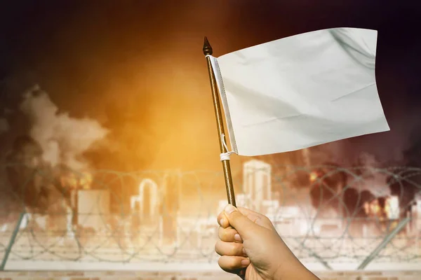 Крупным Планом Молодой Человек Руки Размахивая Белым Флагом Отказаться Войны — стоковое фото