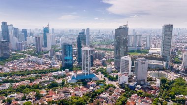 JAKARTA - Endonezya. 15 Şubat 2022: Sabah saatlerinde Jakarta şehrinde ikamet eden yüksek binaların havadan görünüşü