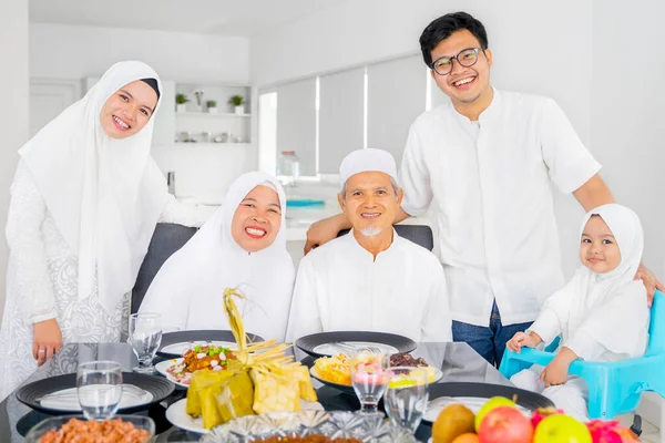 Família Muçulmana Três Gerações Fazendo Refeições Juntas Enquanto Sorrindo Para — Fotografia de Stock