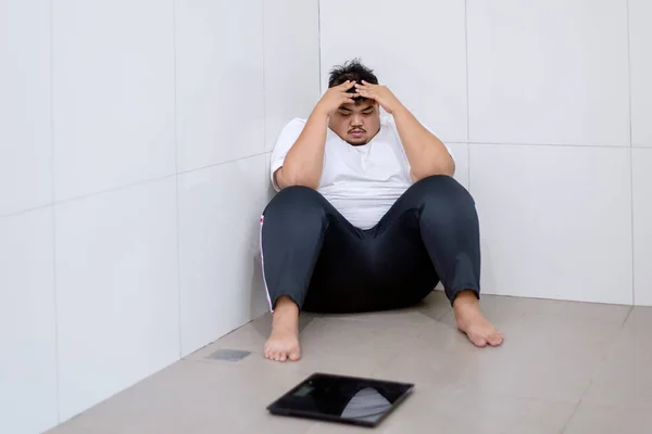 Tlustý Muž Vyjadřující Smutek Zatímco Sedí Váhou Koupelně Koncept Selhání — Stock fotografie
