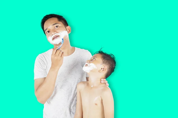 Vater Und Sein Kleiner Sohn Rasieren Sich Gemeinsam Den Bart — Stockfoto