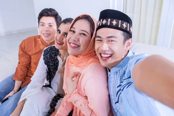 Grupo Jovens Muçulmanos Tirando Foto Selfie Com Smartphone Sofá Enquanto — Fotografia de Stock