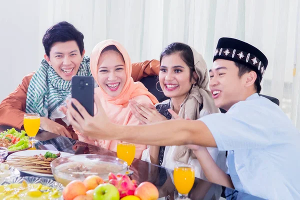 Groep Jonge Moslims Neemt Selfie Foto Met Een Smartphone Eetkamer — Stockfoto