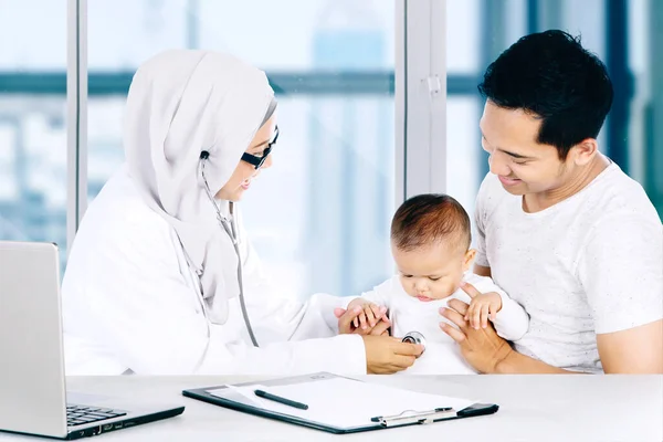 Μουσουλμάνος Παιδίατρος Ελέγχει Ένα Μωρό Στηθοσκόπιο Ενώ Κάθεται Στο Νοσοκομείο — Φωτογραφία Αρχείου