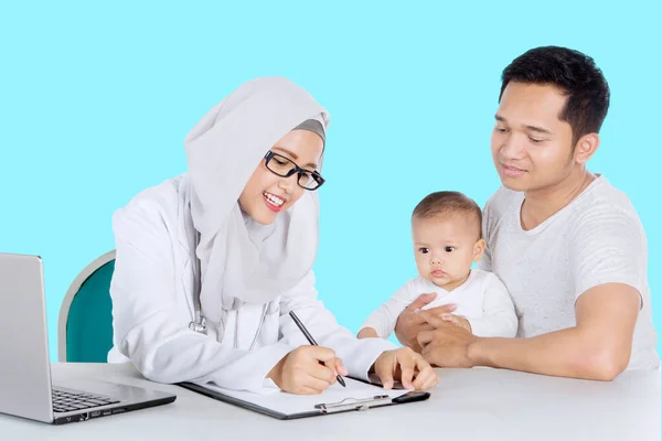 Pediatra Musulmano Scrivere Una Prescrizione Negli Appunti Giovane Uomo Suo — Foto Stock