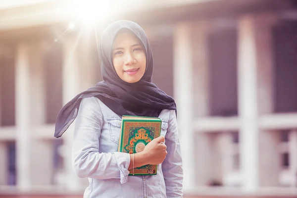 Portrait Muslim Woman Looking Camera While Carrying Quran Mosque — Stock Photo, Image