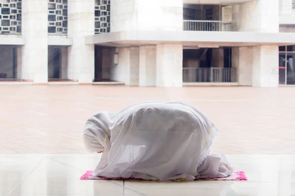 Müslüman Bir Kadının Camide Namaz Kılarken Pençe Divan Durması — Stok fotoğraf