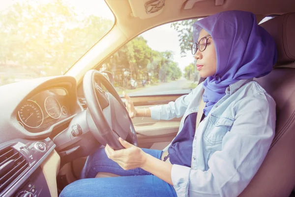 Mujer Musulmana Joven Con Gafas Mientras Conduce Coche Largo Carretera — Foto de Stock