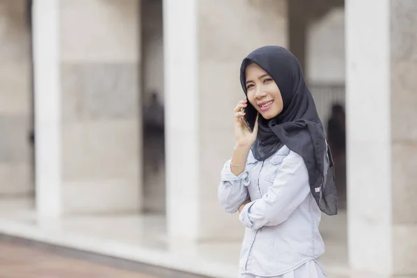 Junge Muslimin Lächelt Die Kamera Während Sie Der Moschee Telefoniert — Stockfoto