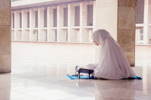 Muzułmanka Ubraniu Modlitewnym Podczas Czytania Świętej Księgi Koranu Meczecie Podczas — Zdjęcie stockowe