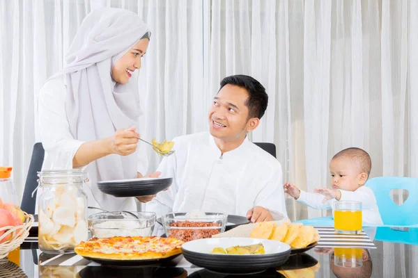 Mujer Musulmana Sirviendo Alimentos Esposo Hija Comedor Mientras Cenan Durante — Foto de Stock