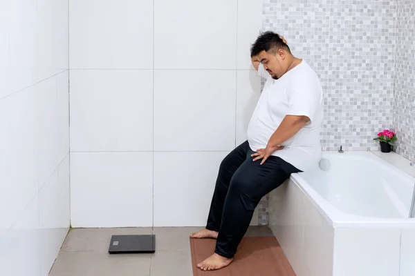 Hombre Obesidad Infeliz Midiendo Peso Con Una Balanza Baño Concepto — Foto de Stock