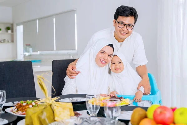 Mutlu Ebeveynler Kızları Evde Yemek Yerken Kameraya Gülümsüyorlar — Stok fotoğraf