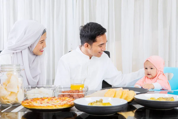 Glada Föräldrar Som Äter Med Sin Söta Dotter Eid Mubarak — Stockfoto