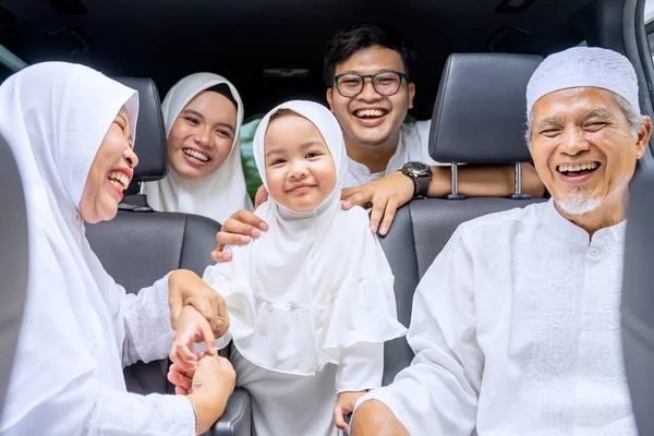 イード ムバラクを祝うために戻ってくる間に車で旅行する3世代のイスラム教徒の家族 — ストック写真