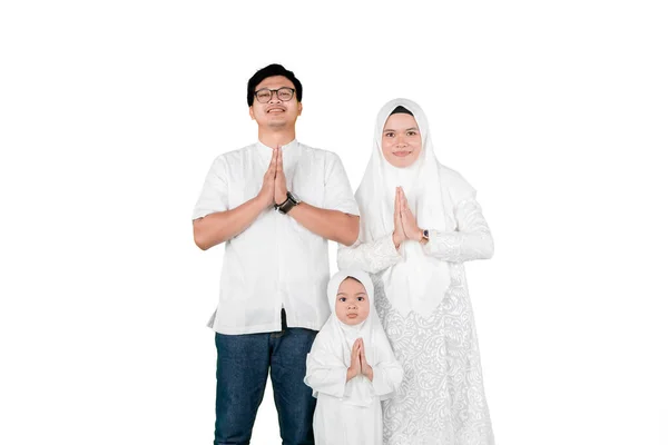 Joven Familia Musulmana Mostrando Felicitación Manos Gesto Eid Mubarak Mientras —  Fotos de Stock