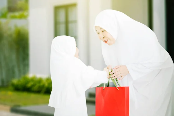 Petite Fille Mignonne Portant Cadeau Tout Visitant Maison Des Grands — Photo