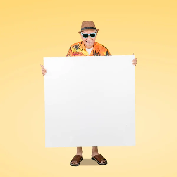 Elderly Man Holding Blank Whiteboard While Wearing Sunglasses Summer Clothes — Stock Photo, Image