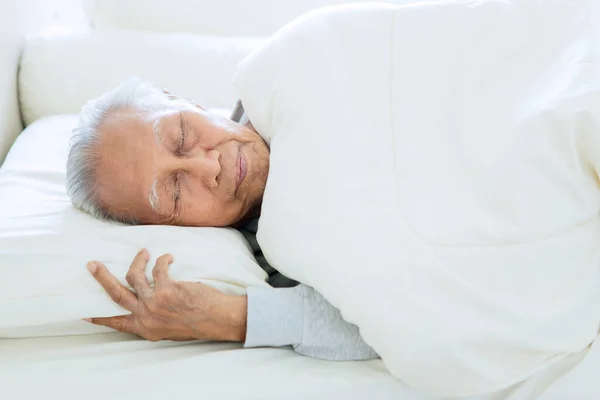 Zbliżenie Starszego Mężczyzny Śpiącego Dobrze Wygodnym Łóżku Kocem Postrzelony Domu — Zdjęcie stockowe