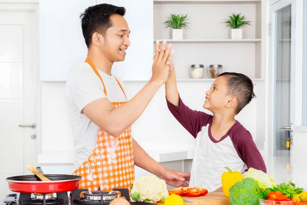 Joven Haciendo Cinco Con Hijo Mientras Cocinan Juntos Cocina Disparo —  Fotos de Stock