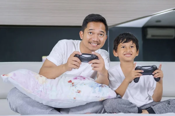 Ευτυχισμένος Πατέρας Παίζει Βιντεοπαιχνίδι Γιο Του Ενώ Κάθεται Στο Υπνοδωμάτιο — Φωτογραφία Αρχείου