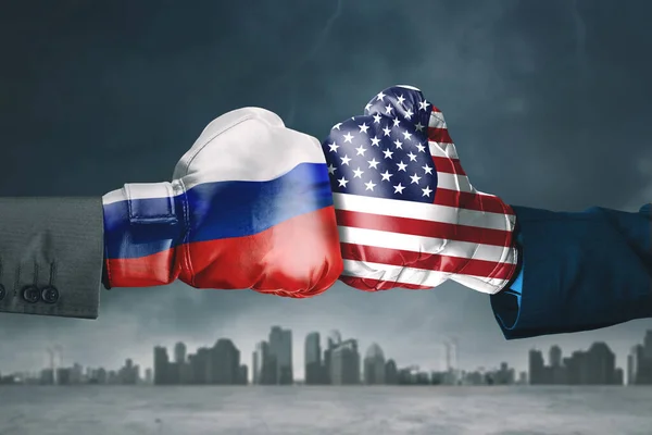 Två Händer Bär Boxningshandskar Med Ryssland Och Amerika Flagga Samtidigt — Stockfoto