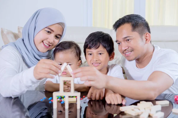 Família Muçulmana Feliz Construindo Uma Casa Sonho Blocos Madeira Enquanto — Fotografia de Stock