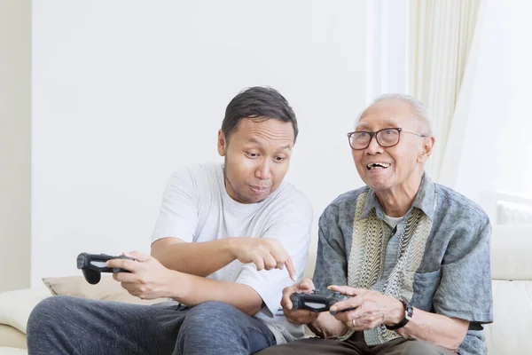 Jovem Explicando Seu Pai Como Usar Joystick Enquanto Jogam Videogames — Fotografia de Stock