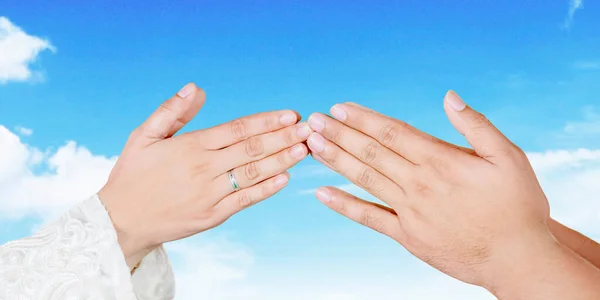 Hands Muslim Young Couple Handshaking Forgiving Each Other Eid Mubarak — Stock Photo, Image