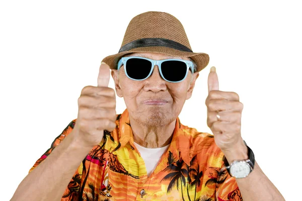 Старик Показывает Большие Пальцы Перед Камерой Солнечных Очках Летней Одежде — стоковое фото