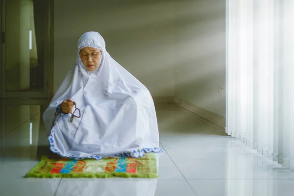 Alte Frau Hält Gebetsperlen Für Dhikr Nachdem Sie Salat Gemacht — Stockfoto