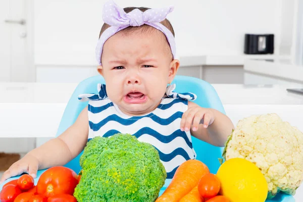 Close Menina Triste Fazendo Rosto Faneca Enquanto Sentado Cadeira Bebê — Fotografia de Stock