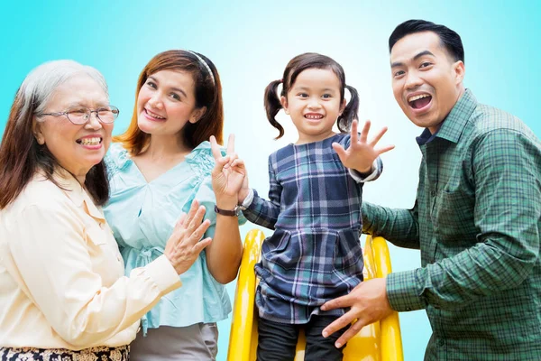 Familia Tres Generaciones Tomando Una Foto Cerca Los Toboganes Estudio — Foto de Stock