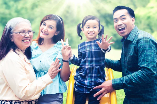 Família Três Gerações Tirando Uma Foto Parque Enquanto Brincam Juntos — Fotografia de Stock